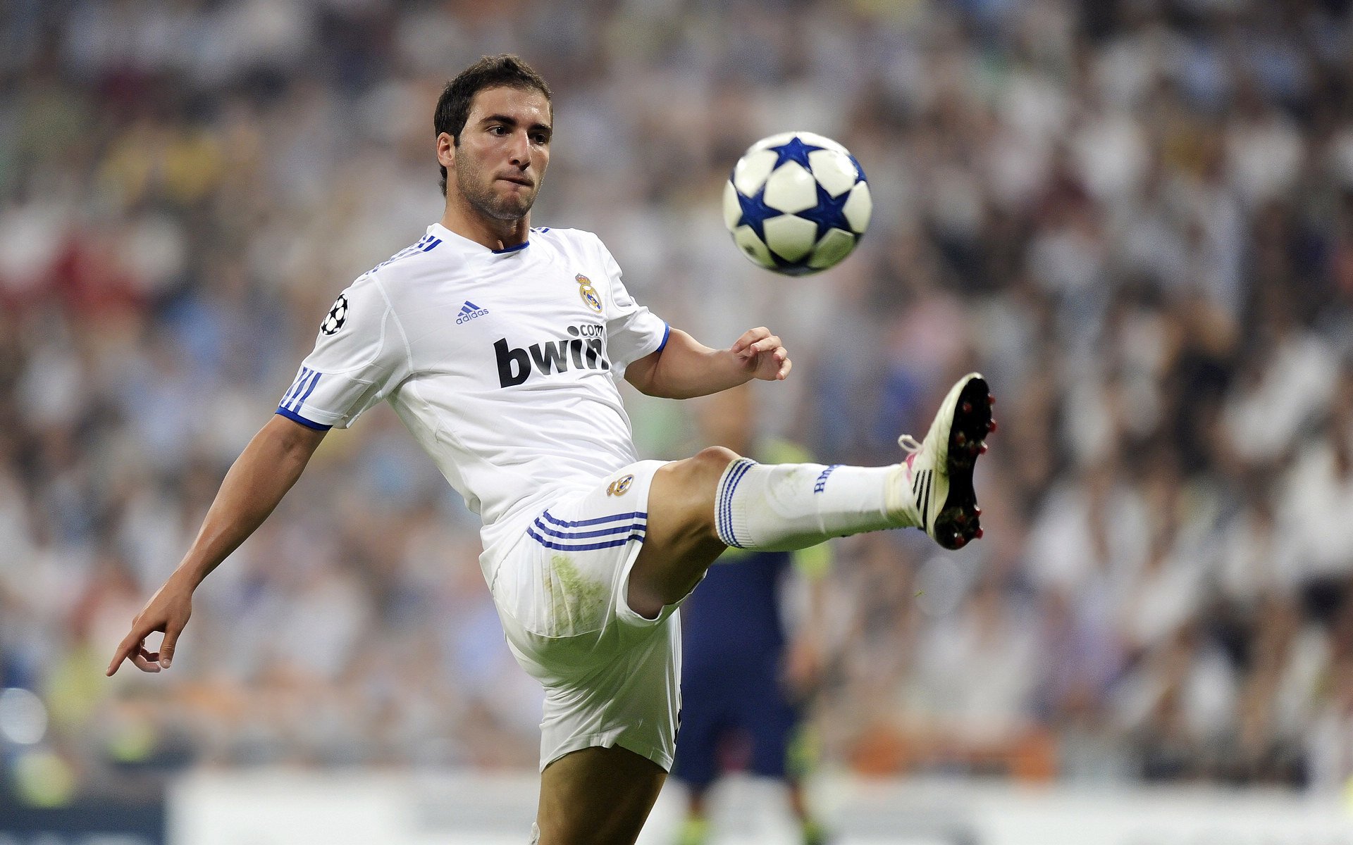 国安被罚下两人逆转鲁能取胜