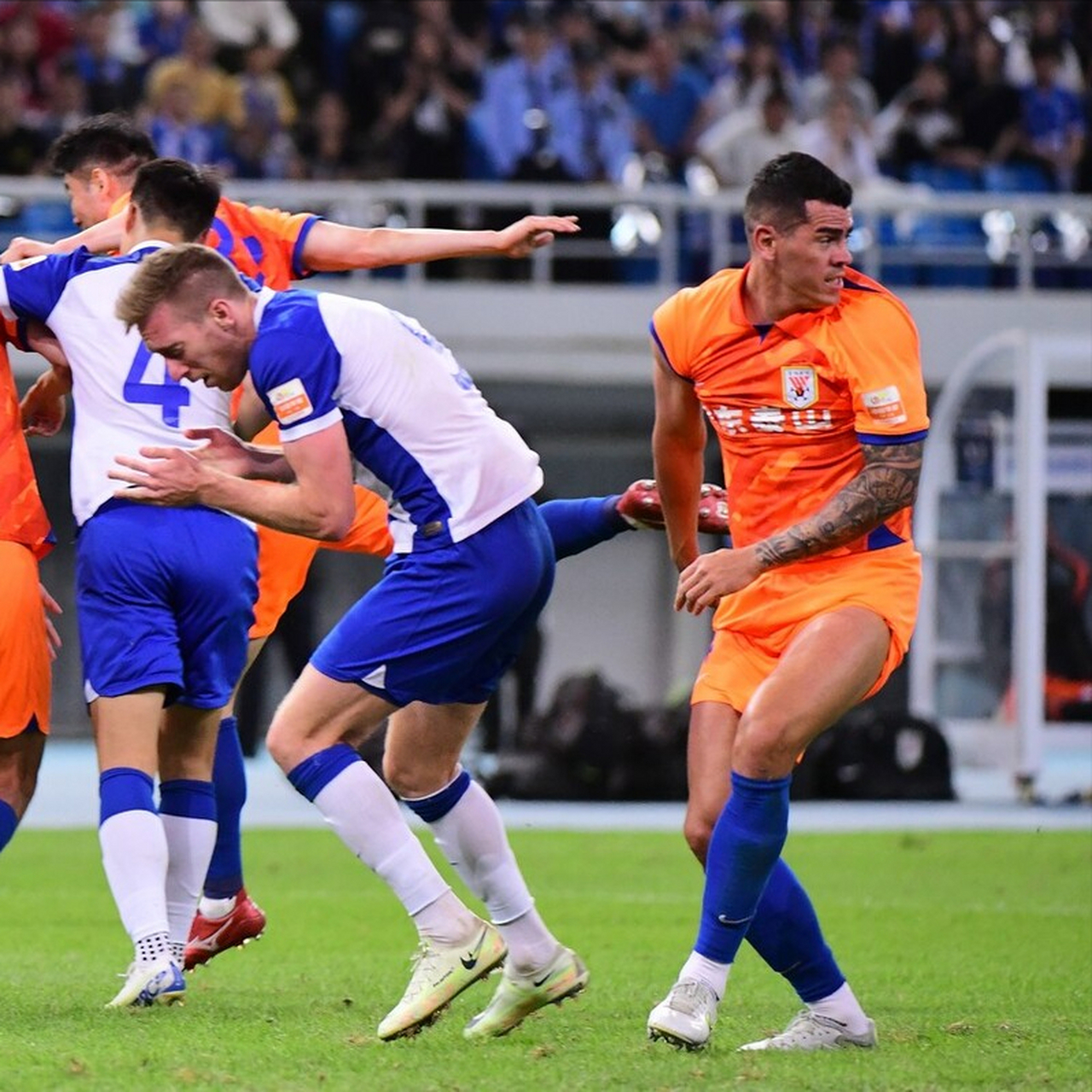 客队的球队席应位于记录台同方向的 